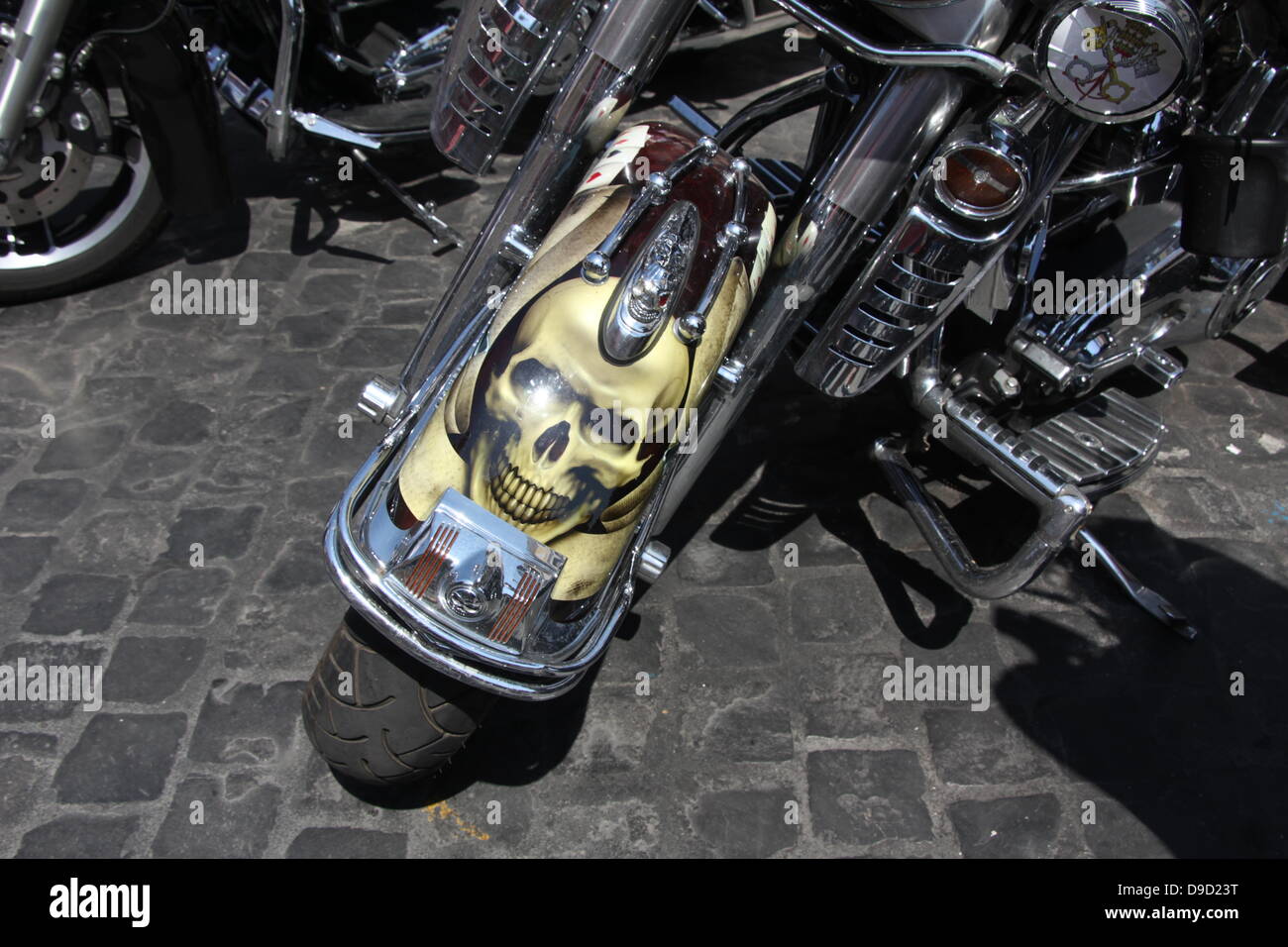 16 juin 2013 les passionnés de Harley Davidson convergent sur la Place Saint Pierre, Vatican pour un Bénédiction Papale pendant la messe du dimanche à Rome Italie pour HD110Th anniversaire célébration européenne Banque D'Images