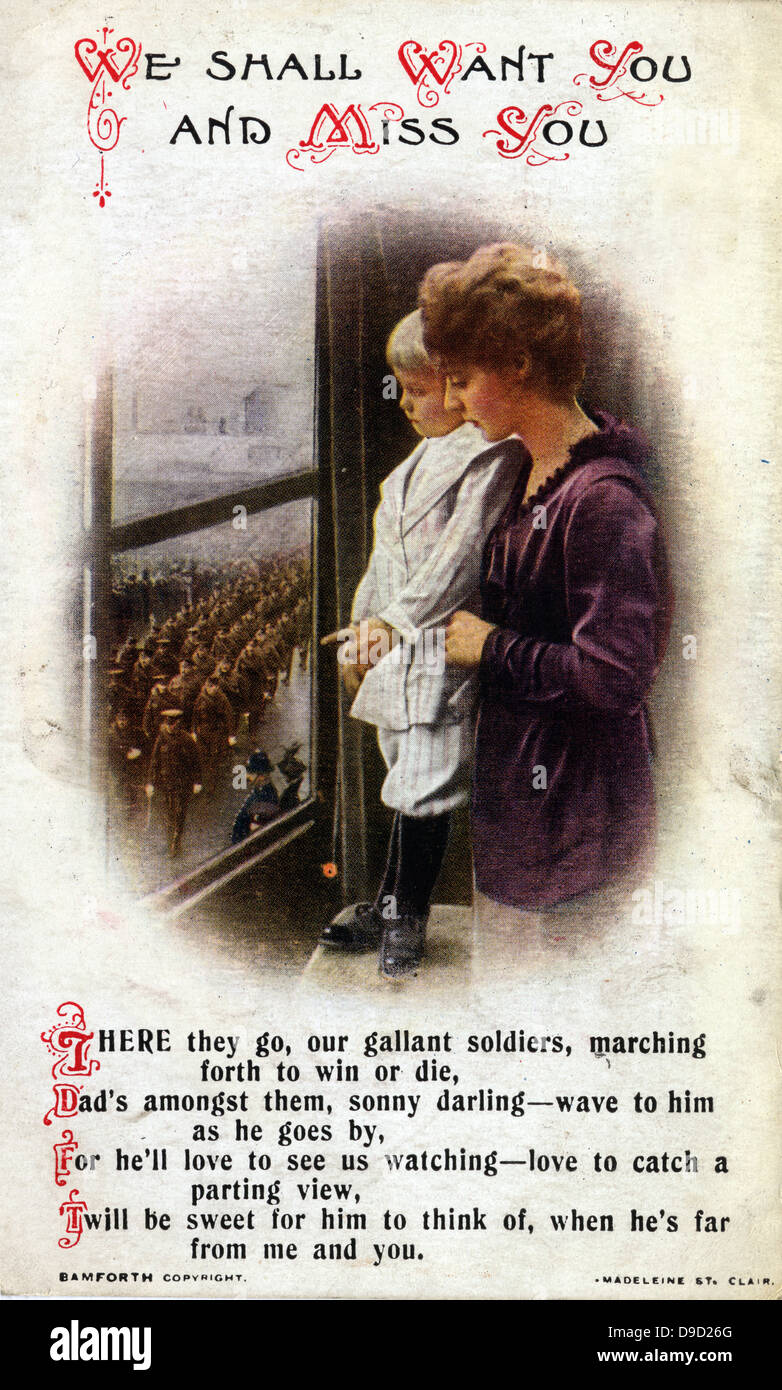 Femme et son fils regardant le chef de famille marchant de l'avant pour gagner ou mourir. La Première Guerre mondiale English Carte postale datée du 13 août 1916. Banque D'Images