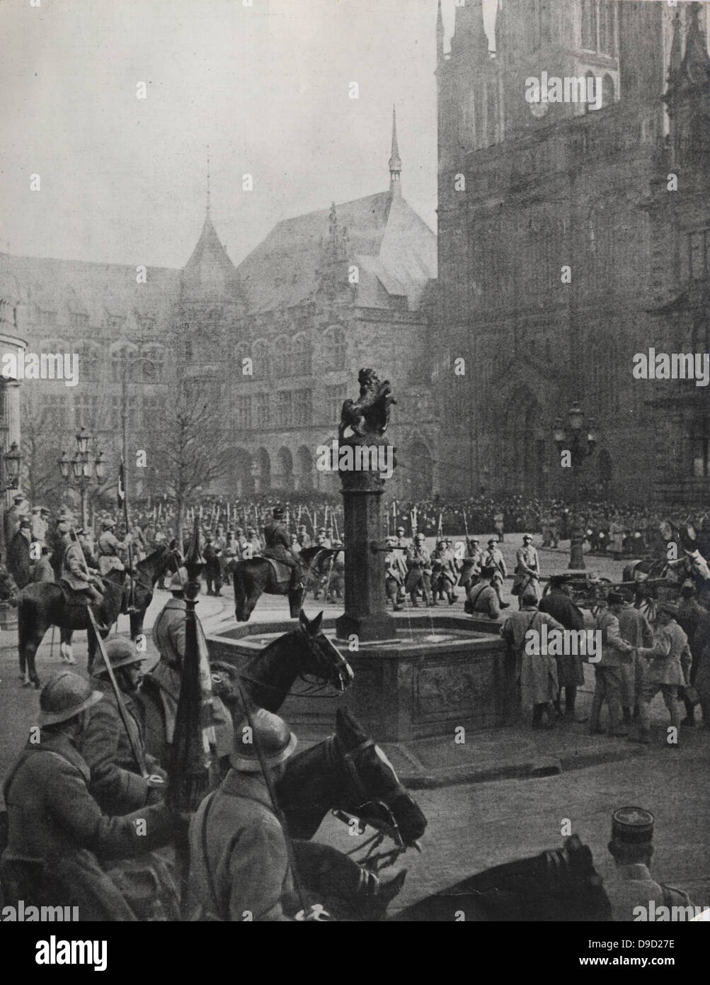 L'armée française du Rhin défilant à travers la ville allemande de Wiesbaden, 1918. À la fin de la Première Guerre mondiale, la France occupe la Rhénanie Banque D'Images