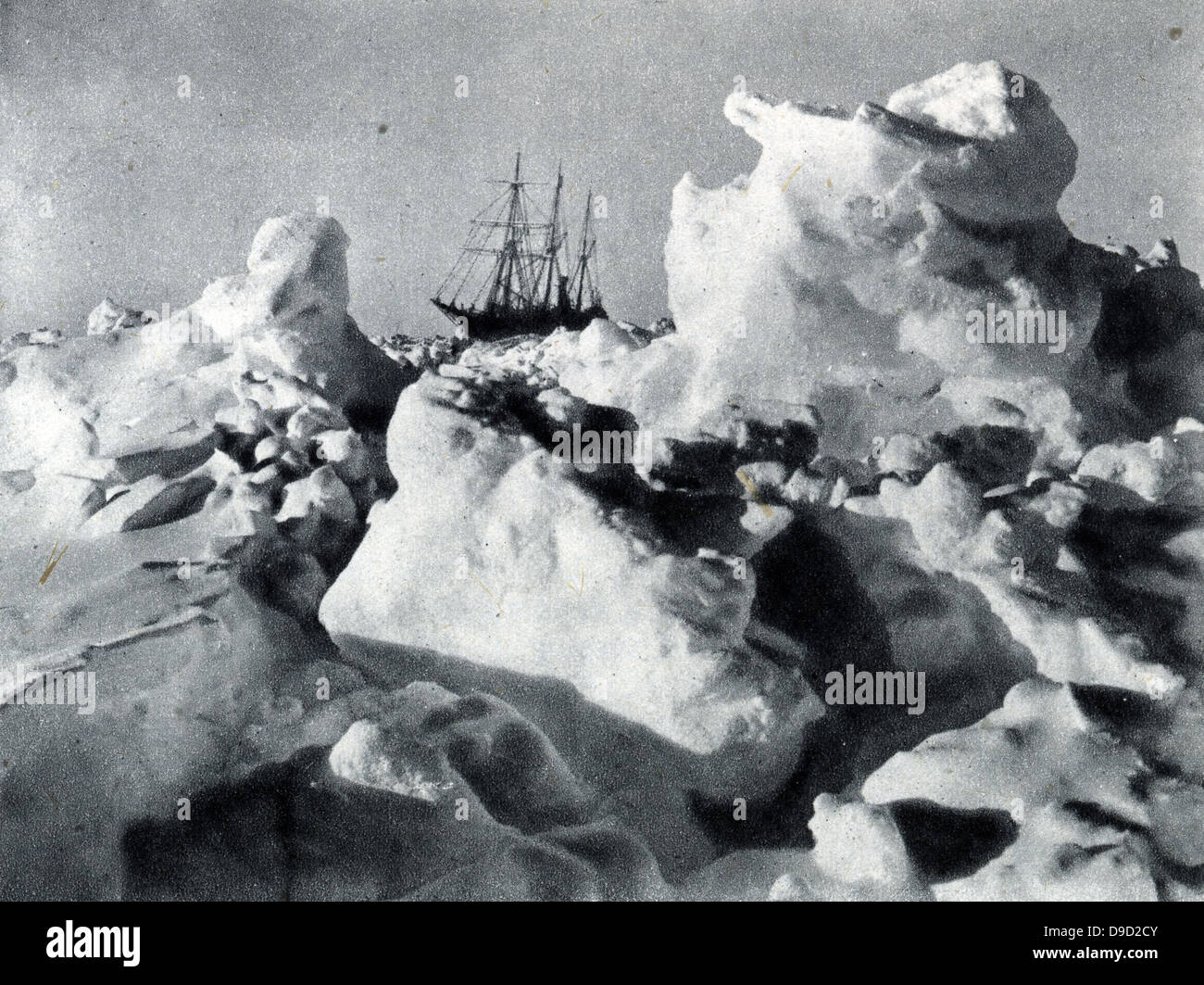L'Expédition transantarctique Impériale Ernest Shakeltons 1914-1917. Photographie d'Shakeltons Endurance navire coincé dans les glaces et d'être écrasé. Banque D'Images