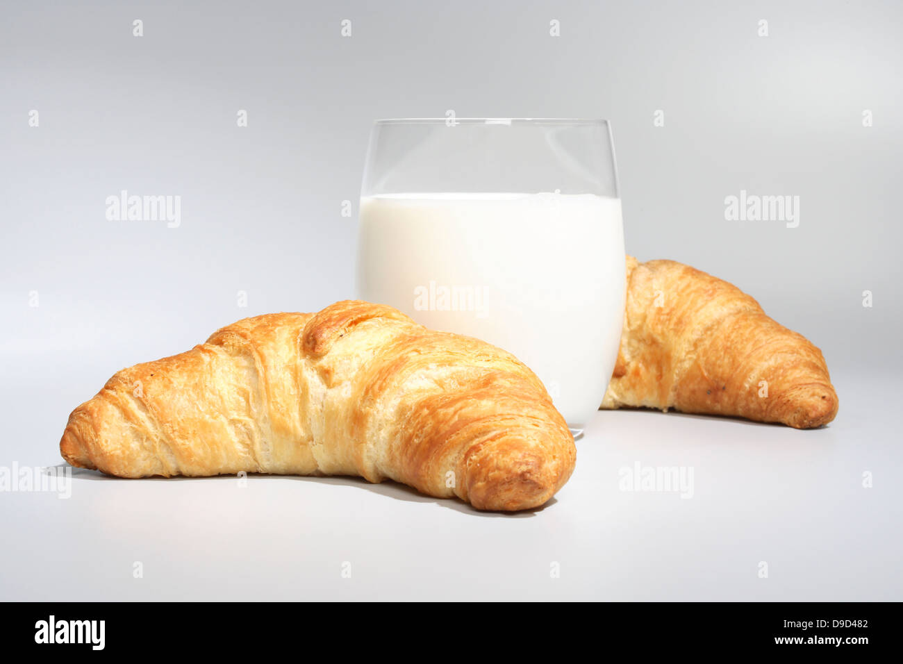 Les croissants avec du lait frais Banque D'Images