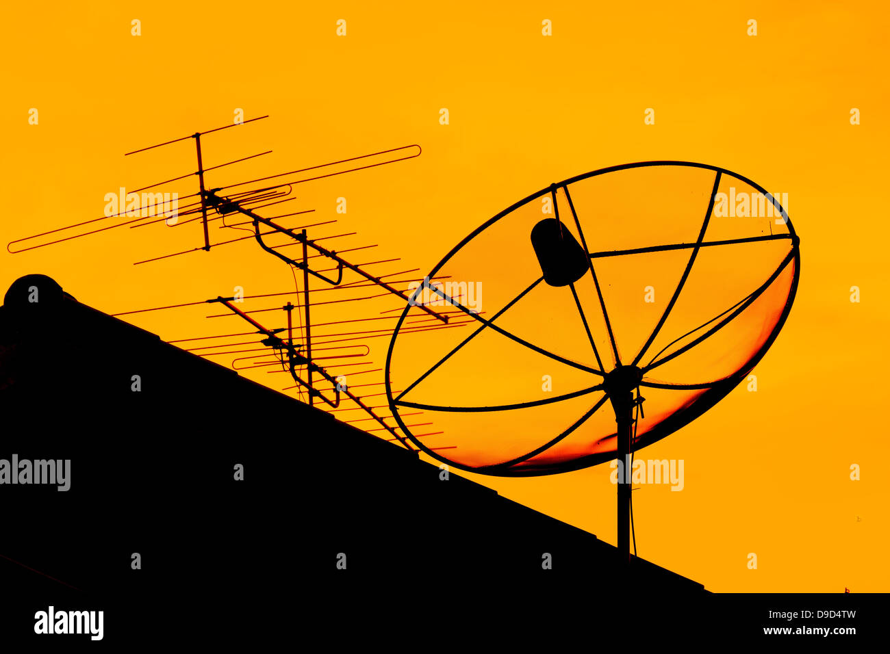 Antenne Satellite et Télévision accueil antenne montée sur le toit. Dans la soirée Banque D'Images