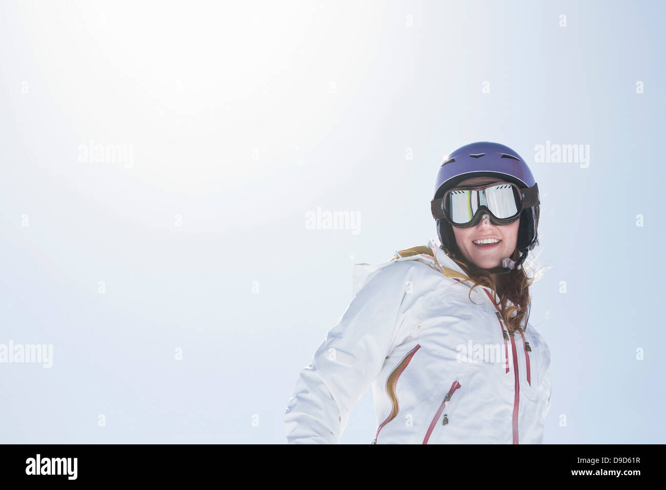 Jeune femme portant des lunettes de ski et le casque Banque D'Images Jeune femme portant des lunettes de ski et le casque Banque D'Images