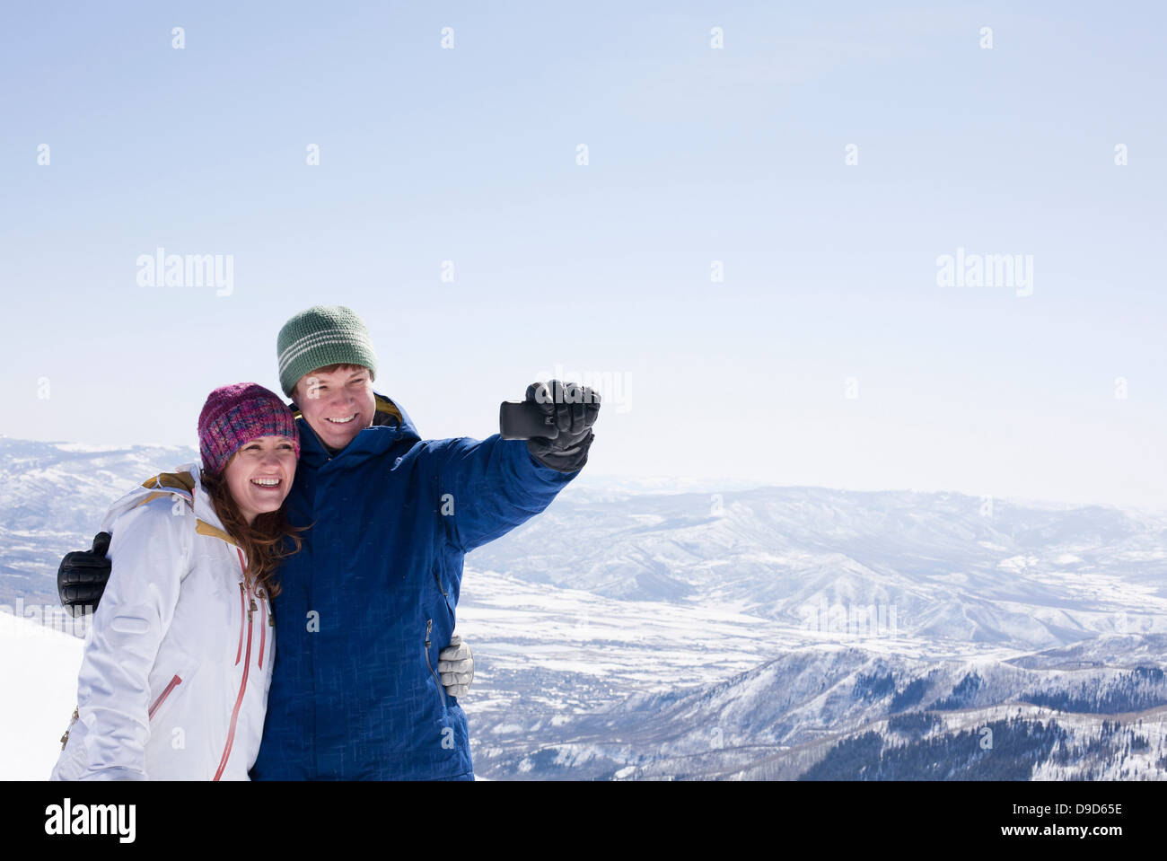 Jeune couple photographing selves, Brighton ski resort, Utah, USA Banque D'Images Jeune couple photographing selves, Brighton ski resort, Utah, USA Banque D'Images