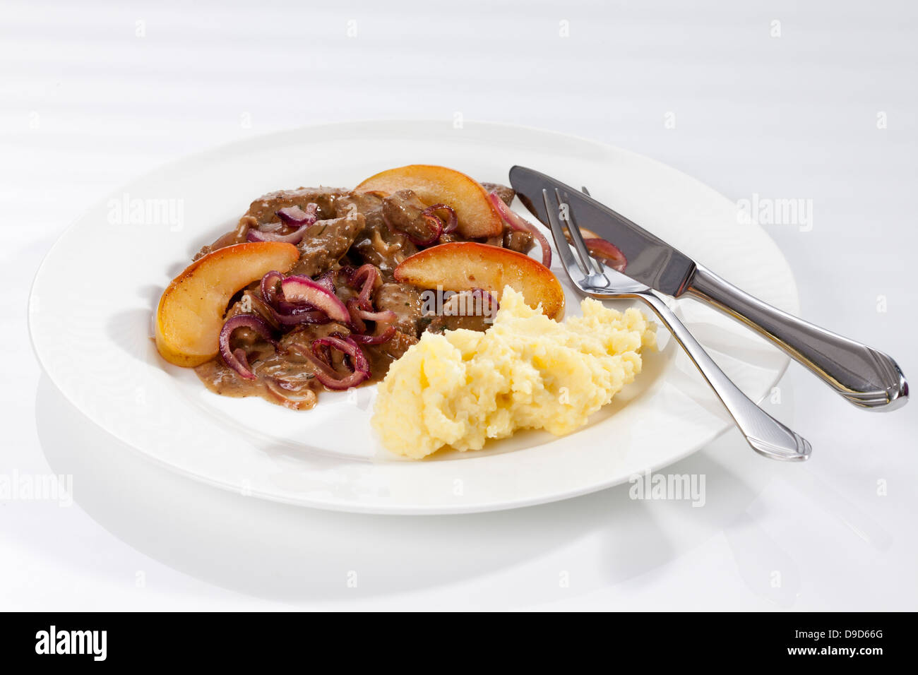 Assiette de foie de veau, purée de pommes de terre, les champignons, l'oignon et les pommes glacées, Close up Banque D'Images