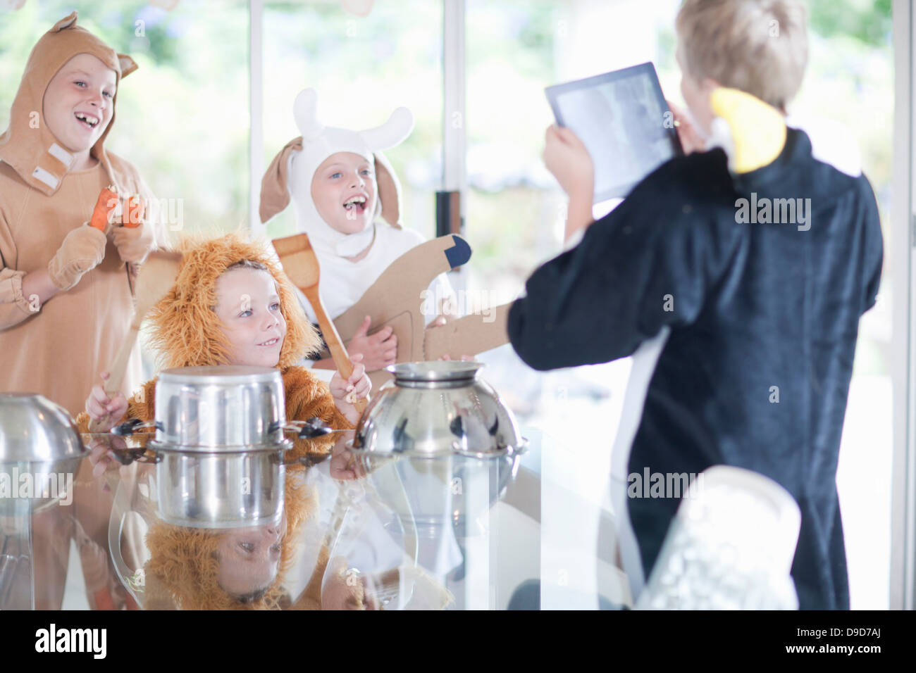 Les enfants faisant semblant de jouer des instruments de musique Banque D'Images