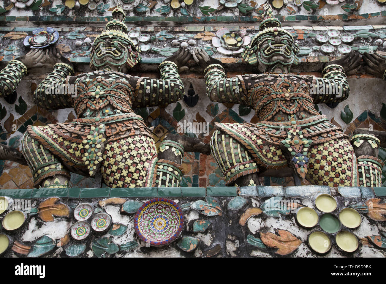 Wat Arun, Temple de l'aube, est un temple bouddhiste sur la rive ouest de la rivière Chao Phraya à Bangkok. Banque D'Images