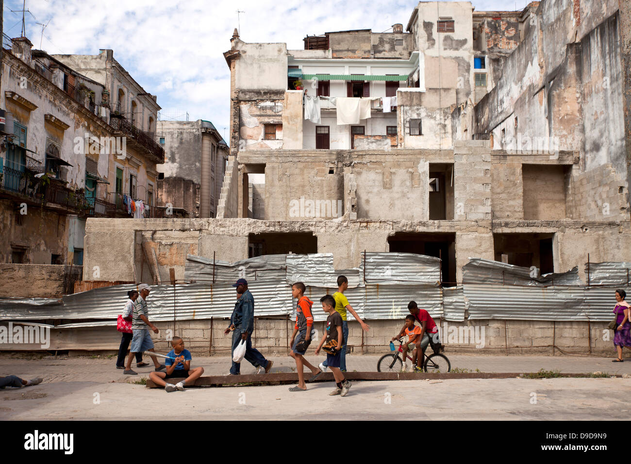 Des ruines et des enfants jouant dans la vieille ville La Habana Vieja , La Havane, Cuba, Caraïbes Banque D'Images
