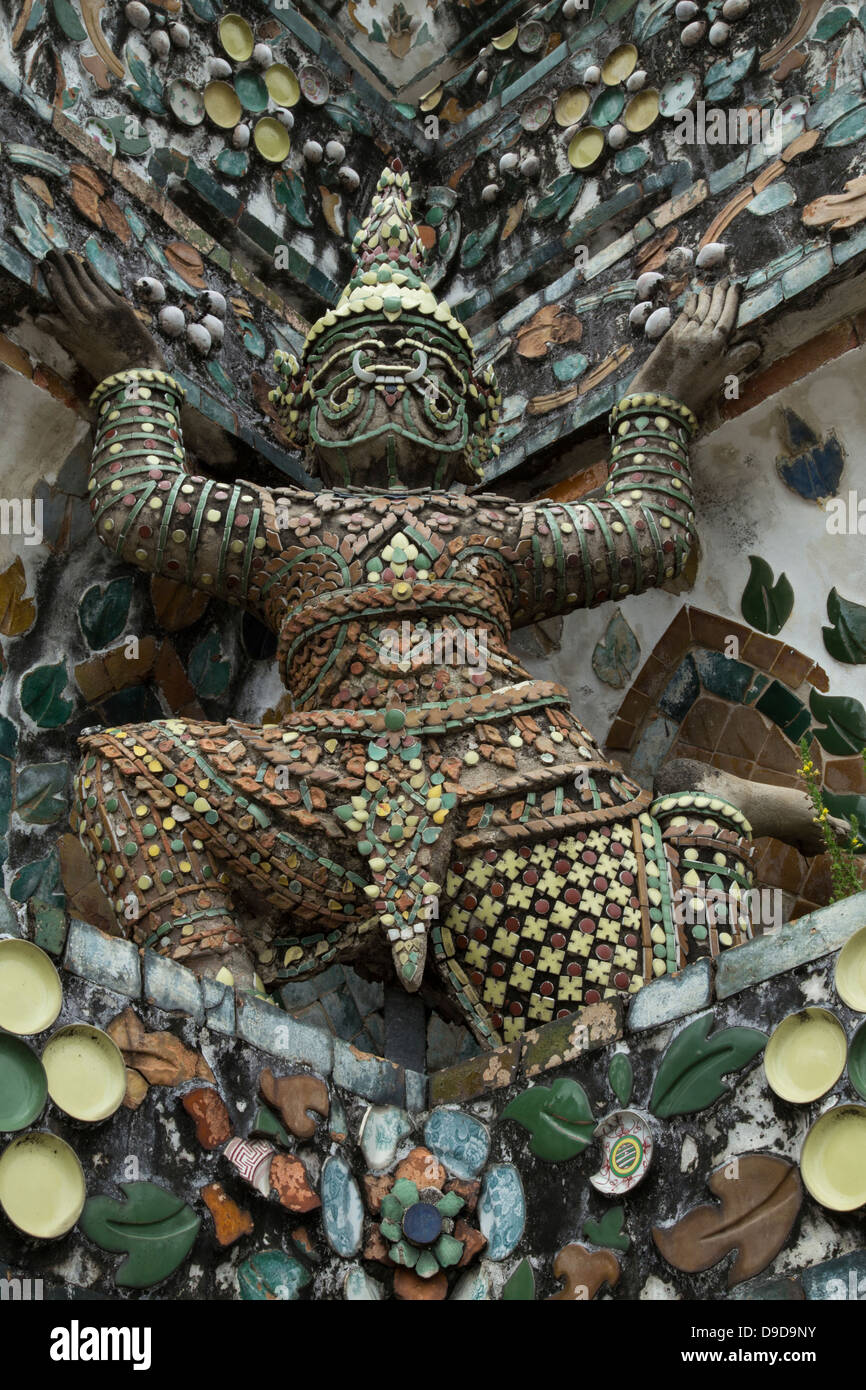 Wat Arun, Temple de l'aube, est un temple bouddhiste sur la rive ouest de la rivière Chao Phraya à Bangkok. Banque D'Images