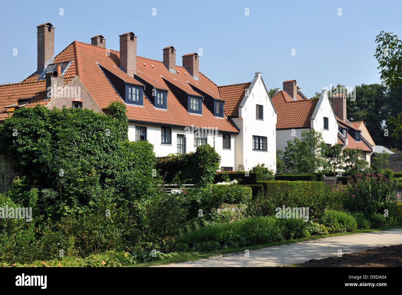 Maisons moderne typique juste à l'extérieur du centre plus traditionnelles de Bruges, Belgique, Europe. Banque D'Images