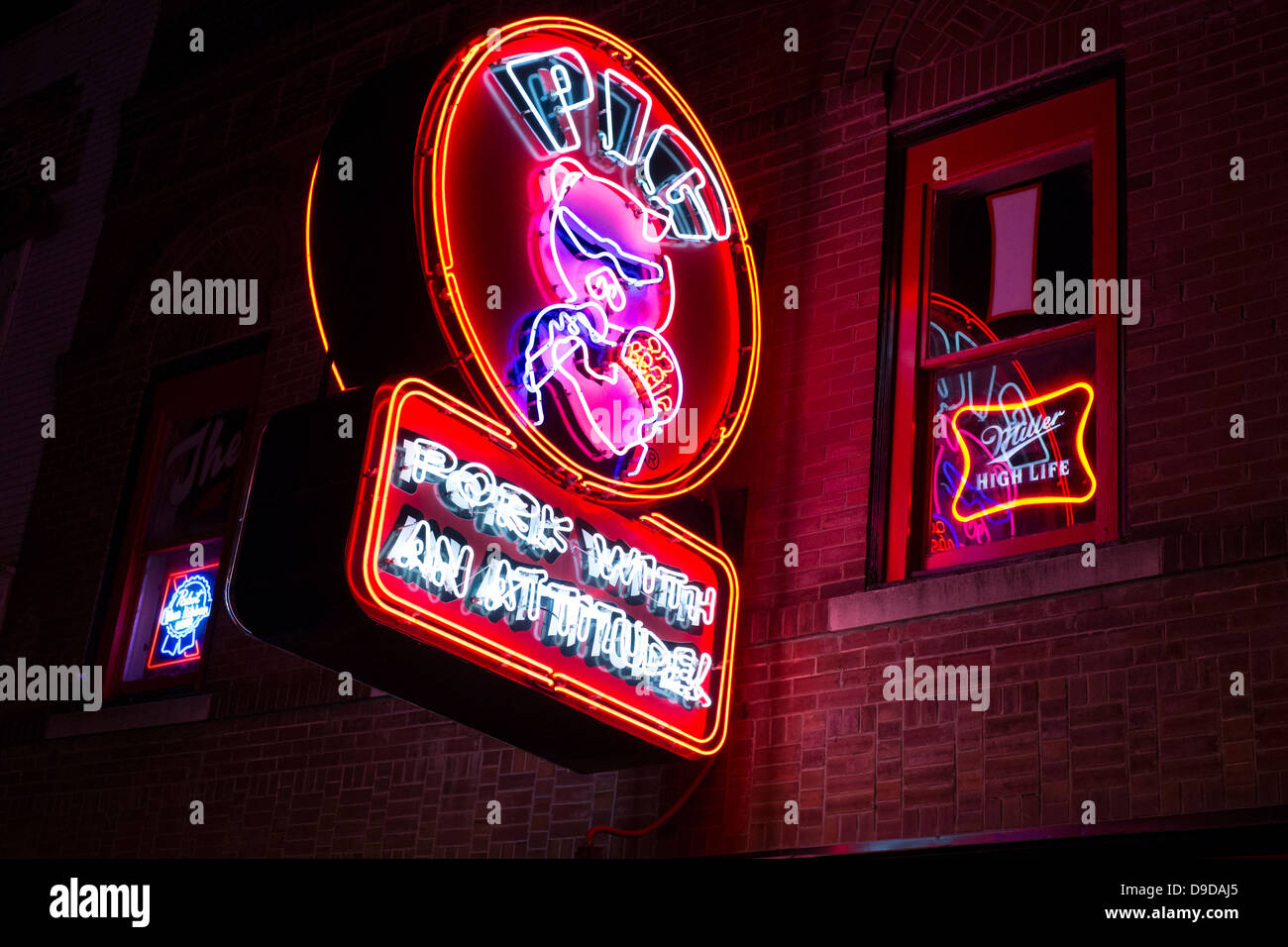 Beale Street la nuit, Memphis, Tennessee. Banque D'Images