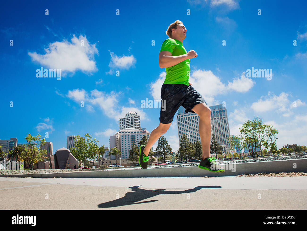 Jeune homme jogging en ville Banque D'Images