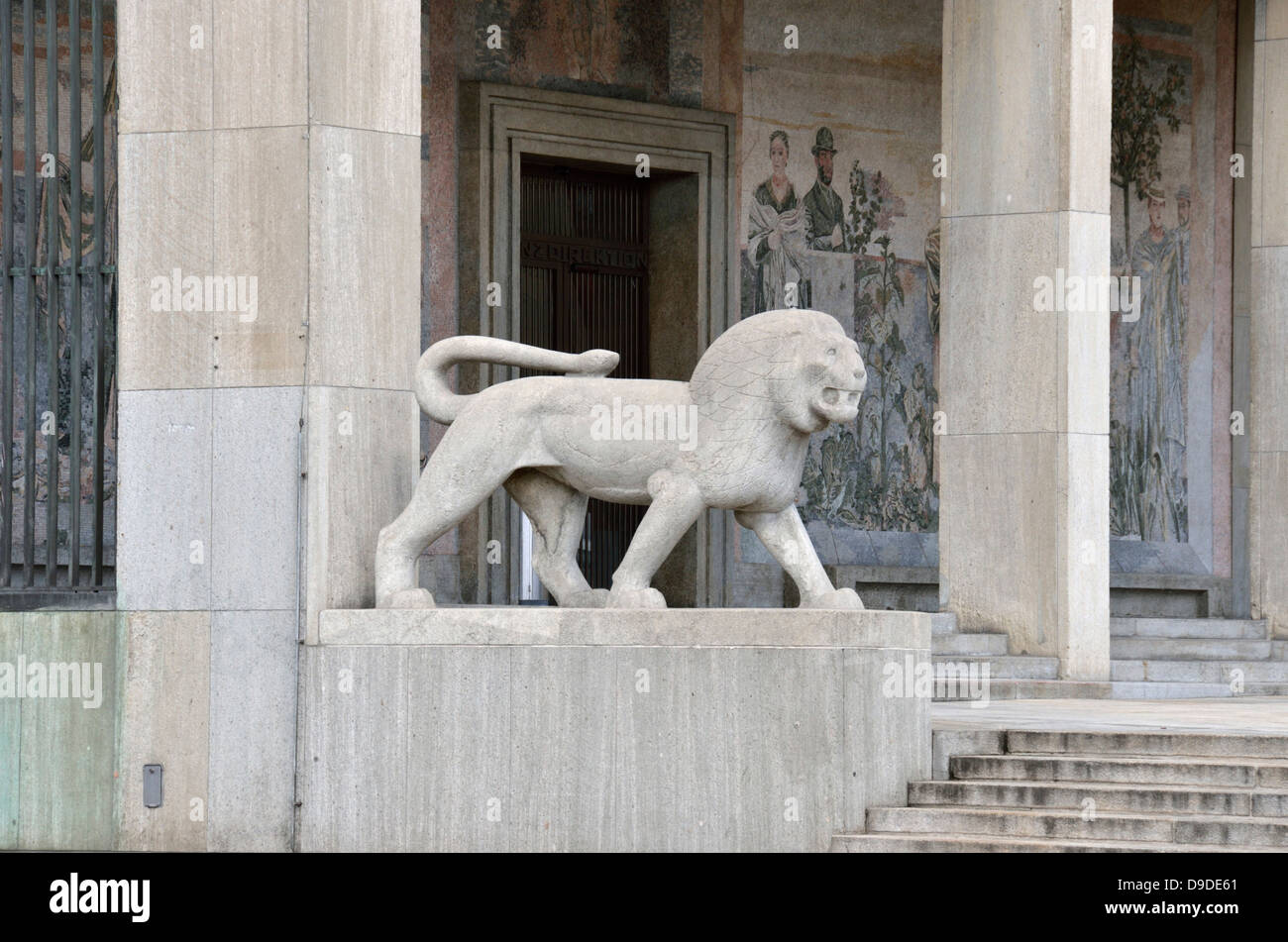 Statue d'un lion à l'extérieur Finanzdirektion, Zurich, Suisse. Banque D'Images