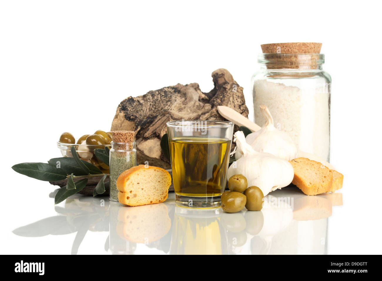 L'huile d'olive, les olives, l'ail et de sel de mer Banque D'Images