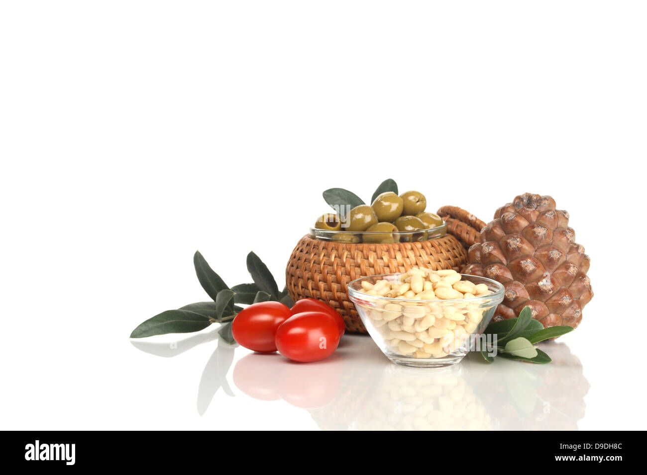Des tomates, des olives et des pommes de pin Banque D'Images