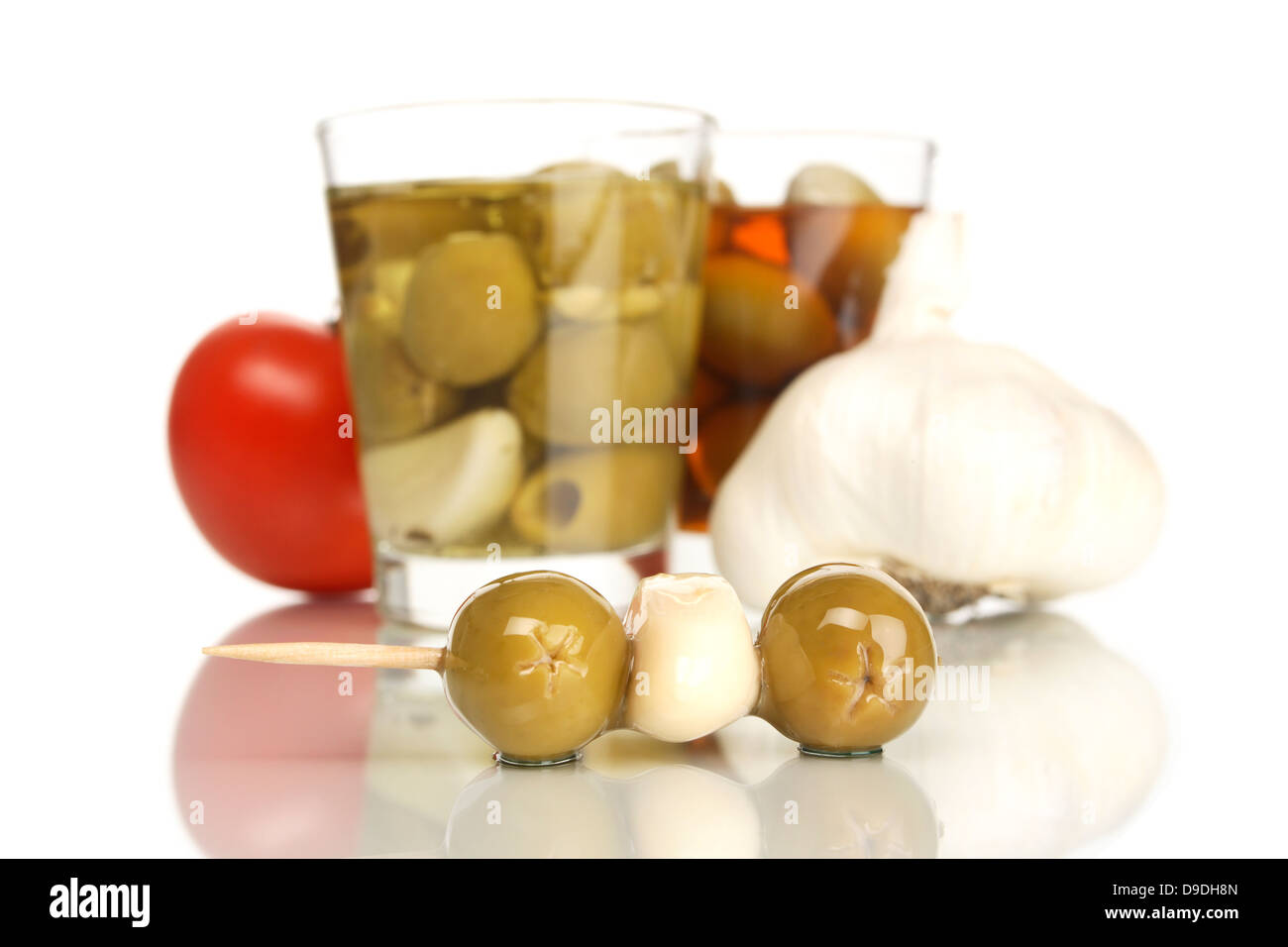 Olives à l'ail et les tomates Banque D'Images
