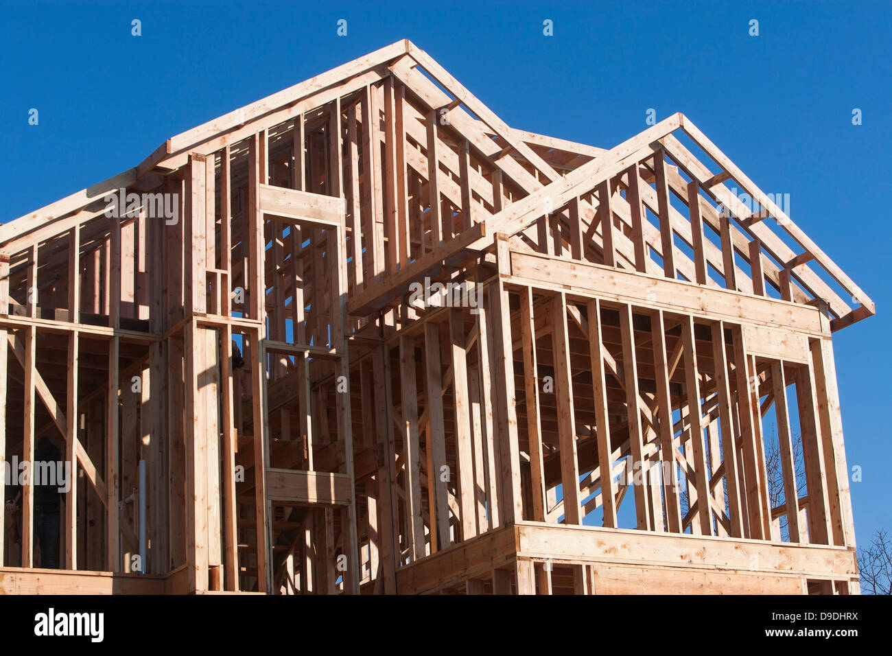 Châssis de construction en bois contre le ciel bleu Banque D'Images