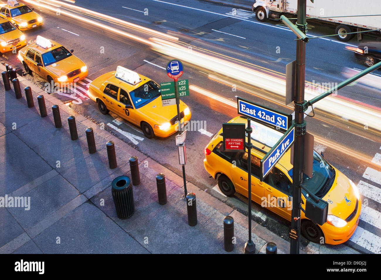 Vue d'angle élevée de taxis jaunes dans une rangée à passage pour piétons, New York City, USA Banque D'Images