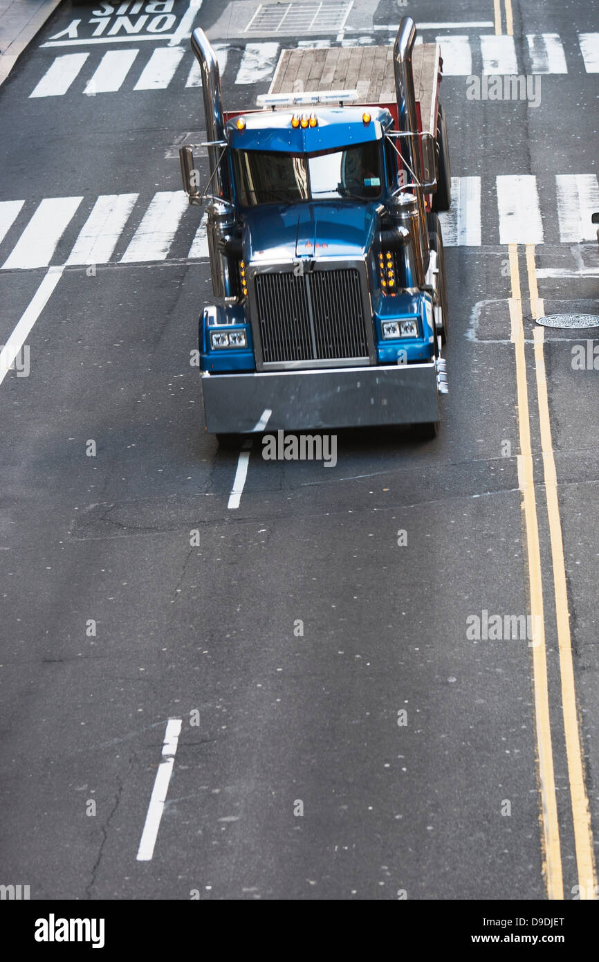 Conduite de camion bleu on city street Banque D'Images