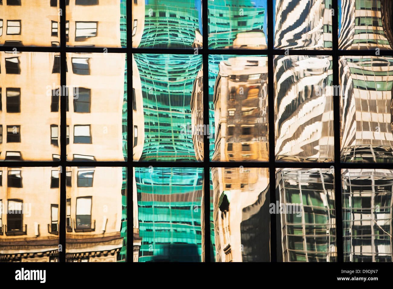 Une façade en verre moderne reflétant les immeubles de bureaux varié Banque D'Images