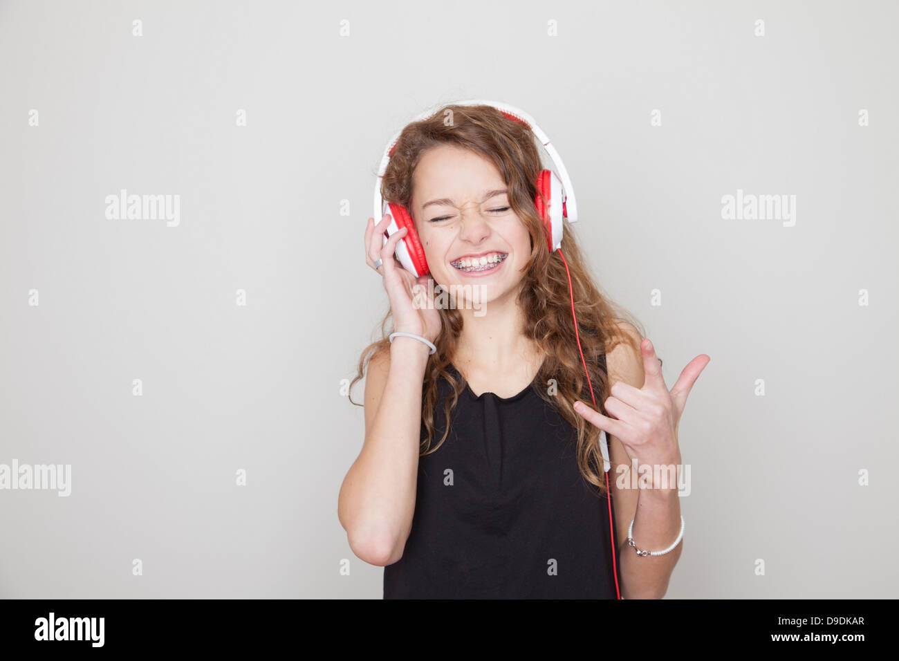Jeune fille portant des écouteurs avec les yeux fermé Banque D'Images