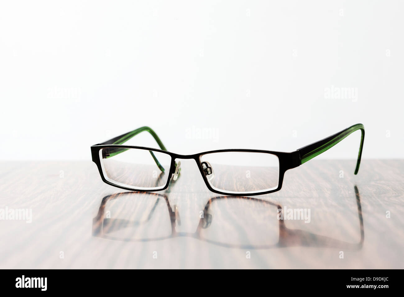 Spectacles sur table Banque D'Images