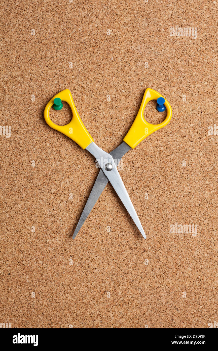 Paire de ciseaux sur le panneau de liège Banque D'Images