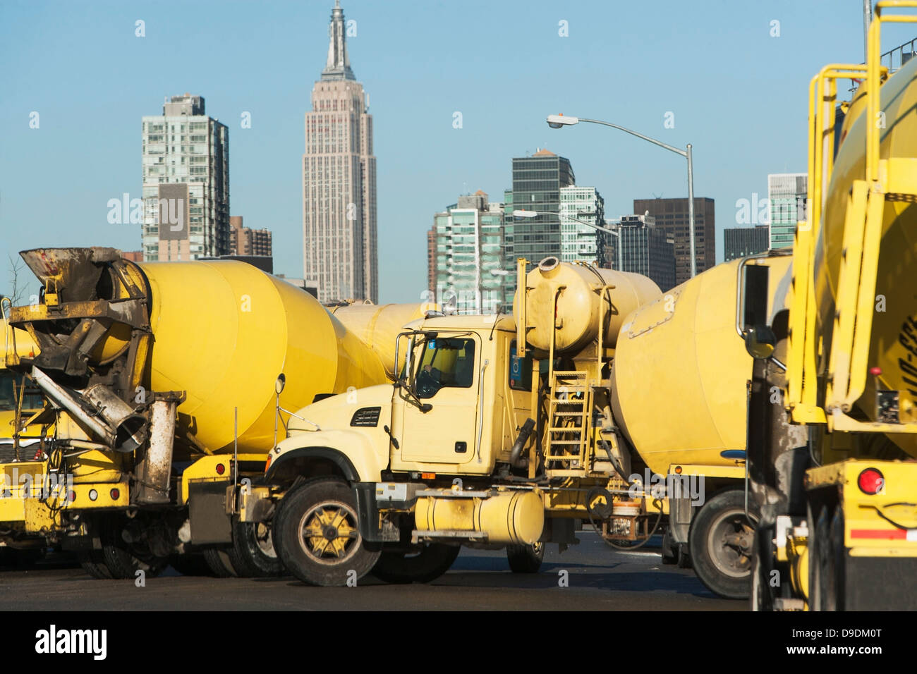 Les camions de ciment jaune à New York City, USA Banque D'Images