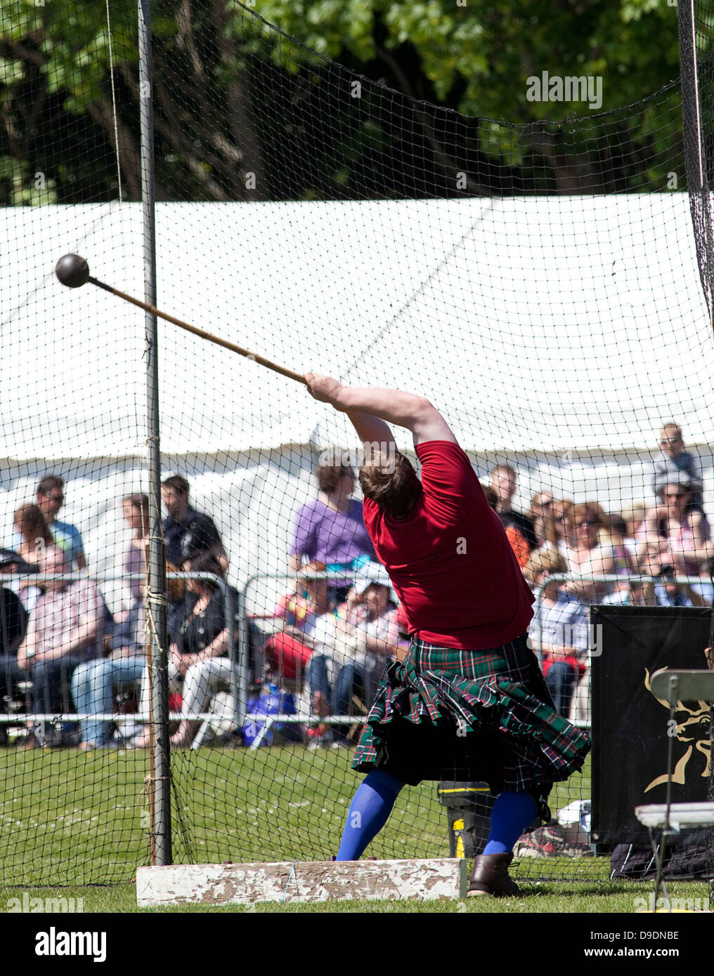 Un concurrent de jeter le marteau de l'Aberdeen Highland Games, 16 juin 2013 Banque D'Images