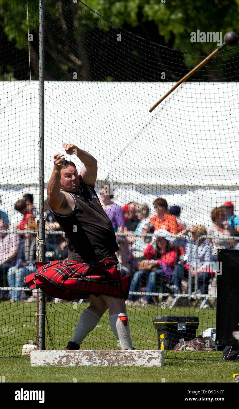 Un concurrent de jeter le marteau de l'Aberdeen Highland Games, 16 juin 2013 Banque D'Images