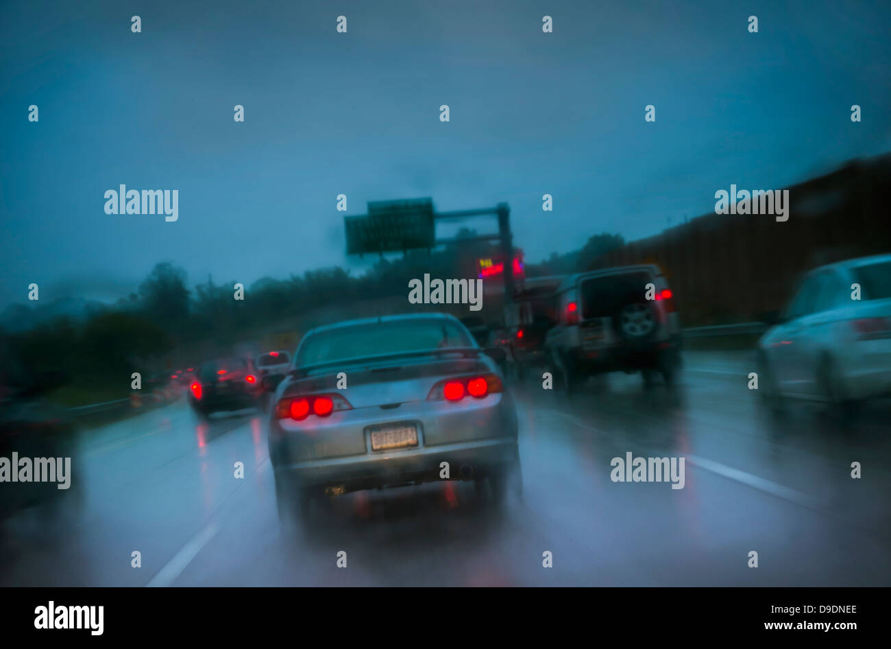 Les voitures qui circulent dans la tempête de pluie Banque D'Images
