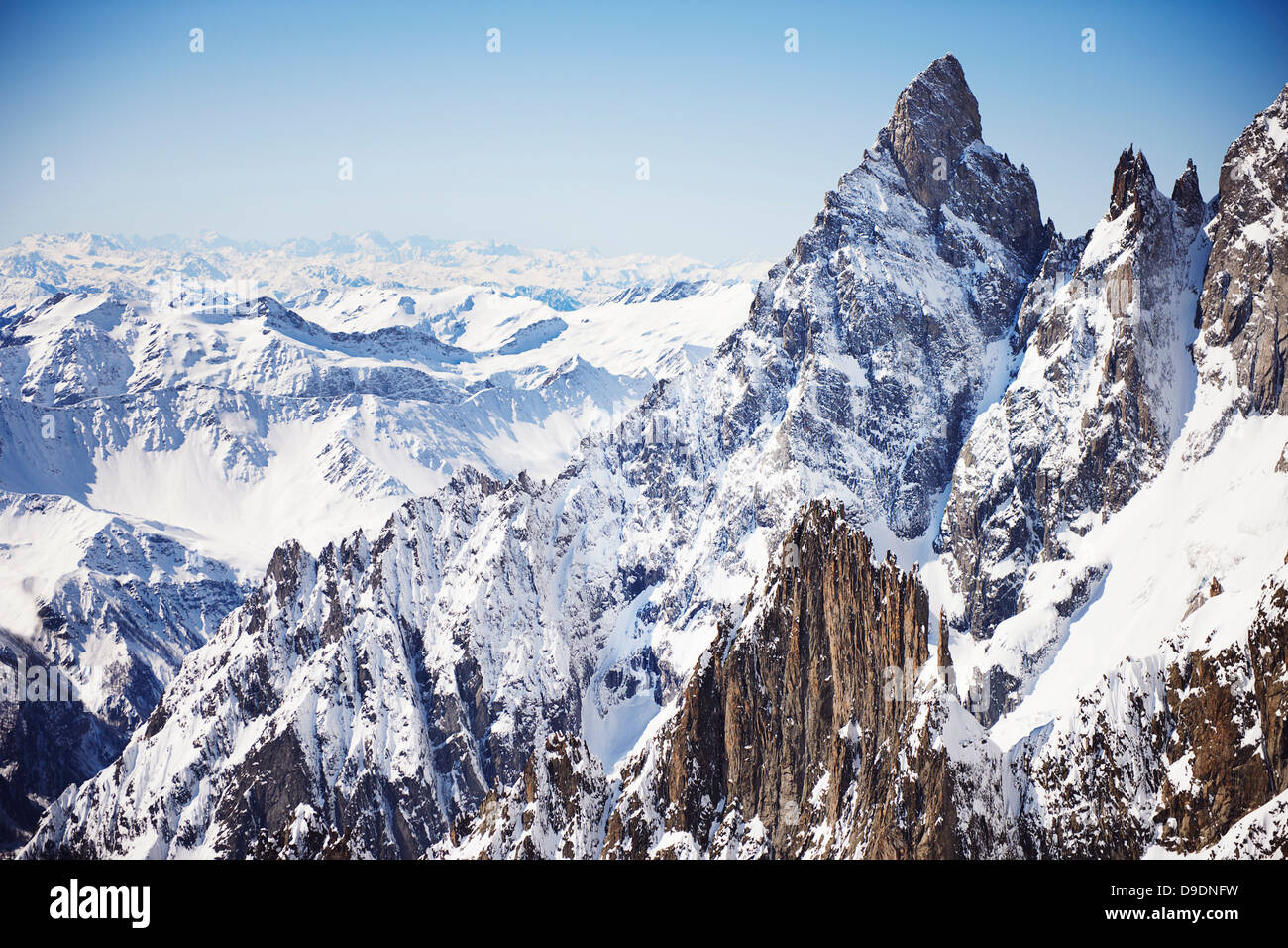 Montagnes aux sommets enneigés, pointe Helbronner, Chamonix, France Banque D'Images