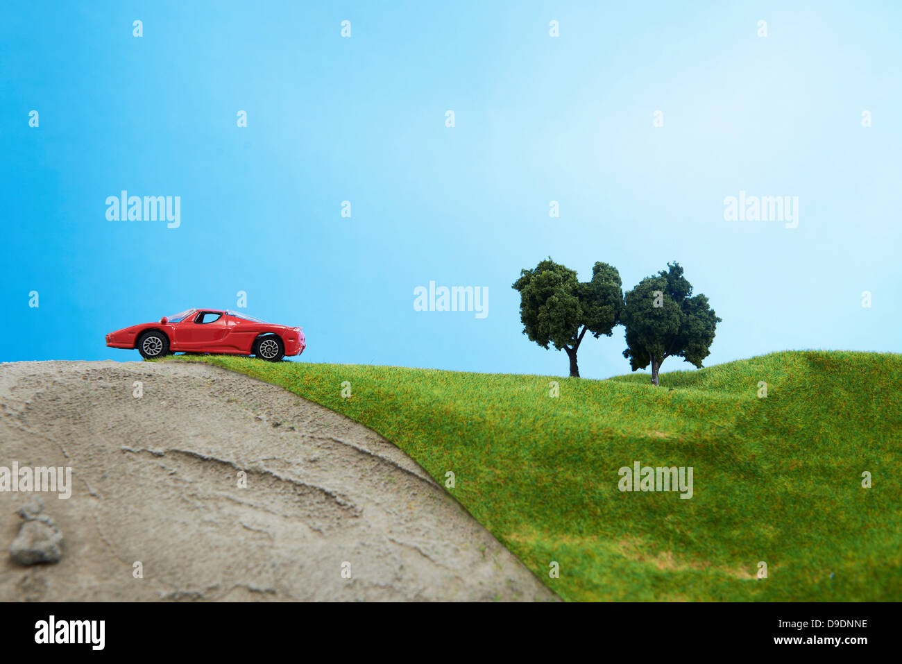 Petite voiture sur paysage modèle Banque D'Images