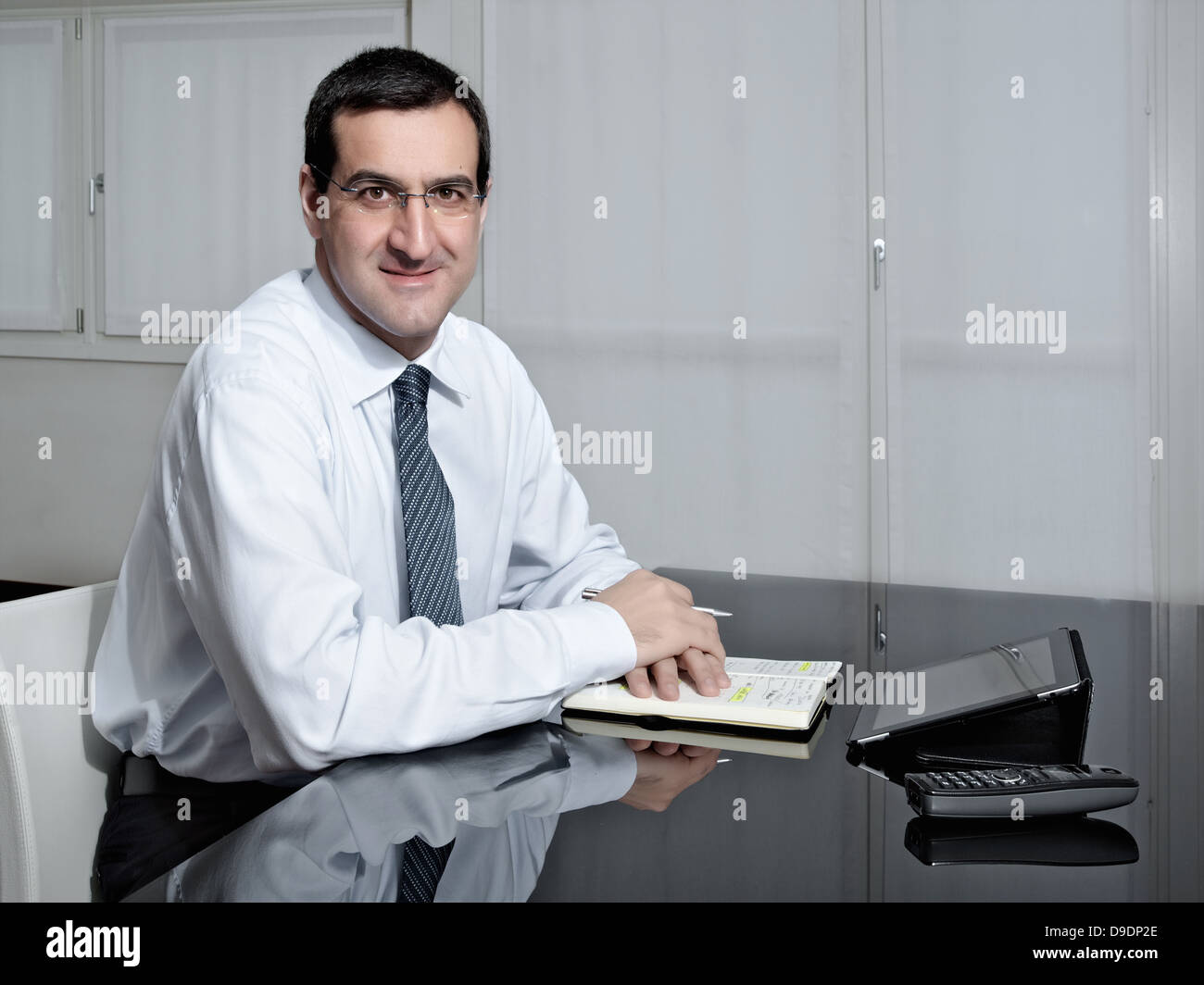Portrait of mature businessman at desk Banque D'Images