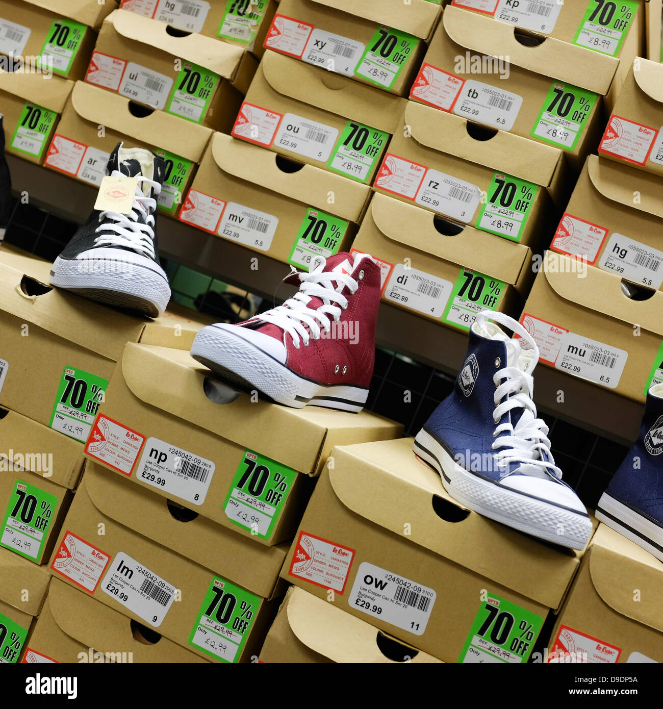 Lee Cooper chaussures de baseball de marque en vente à une succursale d'un  magasin de sport SportsDirect.com store France Photo Stock - Alamy