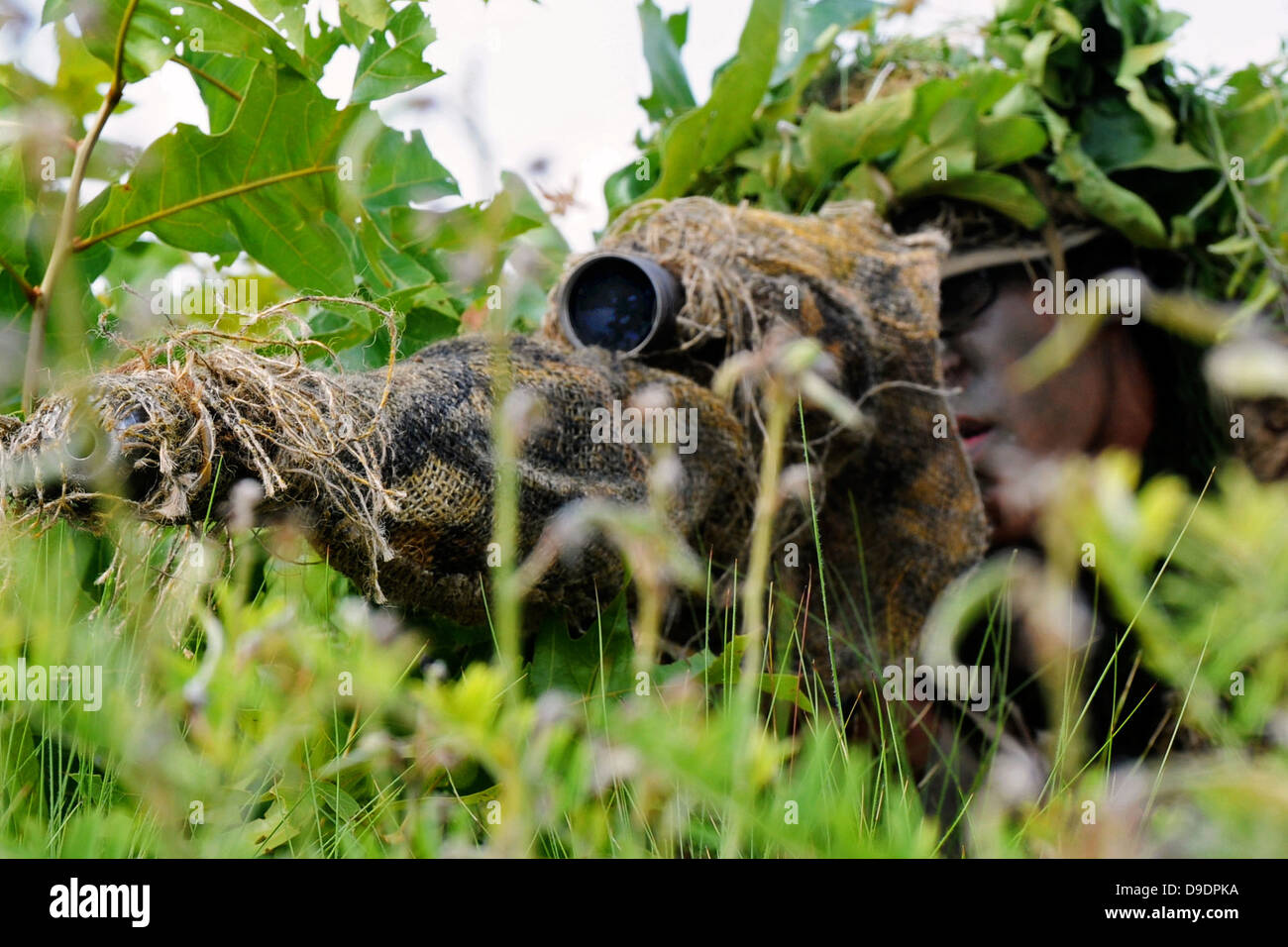 Un sniper à partir de la 4e Escadron, 73e Régiment de cavalerie, 4e Brigade Combat Team, 82nd Airborne Division de ses pairs par son champ d'observer une cible au cours de l'incendie de la brigade de soutenir la coordination de l'exercice, ou FSCX, sur Fort Bragg, N.C., 5 juin. L'objectif o Banque D'Images