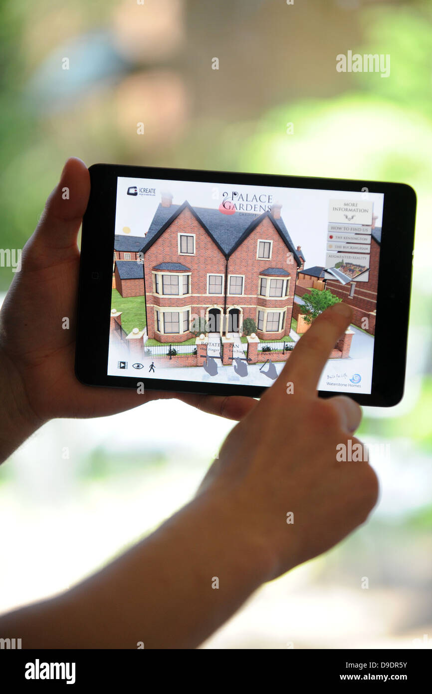 Les mains sur une tablette ipad montrant une visite virtuelle en 3d d'une nouvelle maison. Banque D'Images