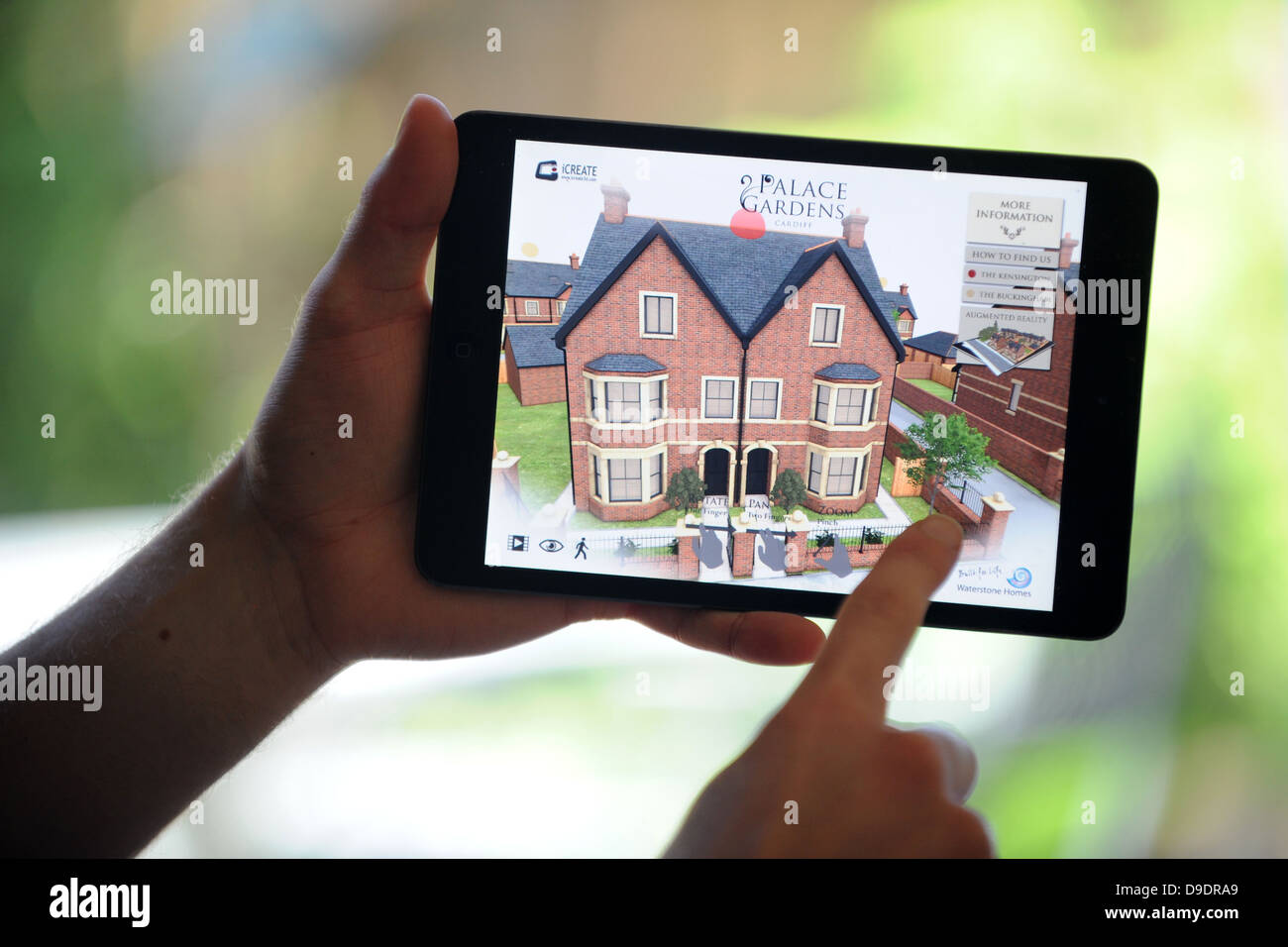 Les mains sur une tablette ipad montrant une visite virtuelle en 3d d'une nouvelle maison. Banque D'Images