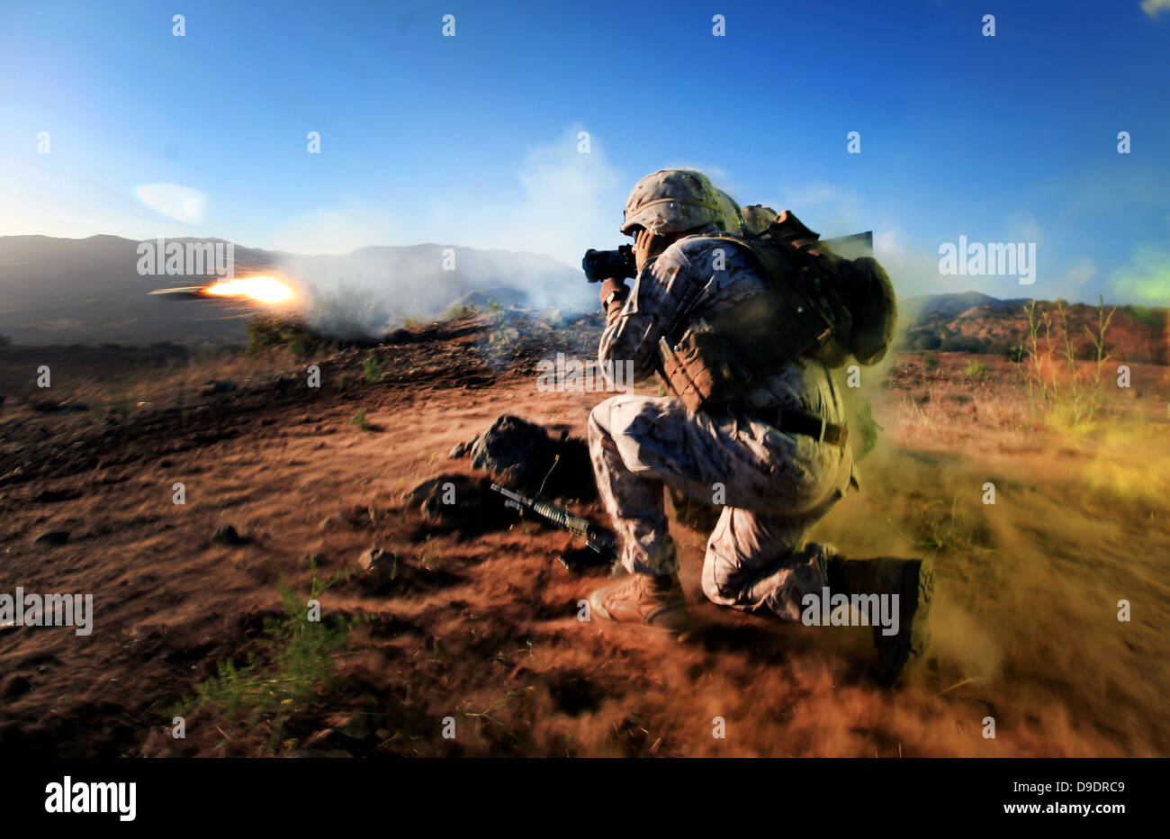 Corps des Marines des États-Unis Le Cpl. Barrett Helzer à partir de la Compagnie Alpha, 1er Bataillon, 1e Régiment de Marines, 1 Division de marines s'agenouille à côté t Banque D'Images