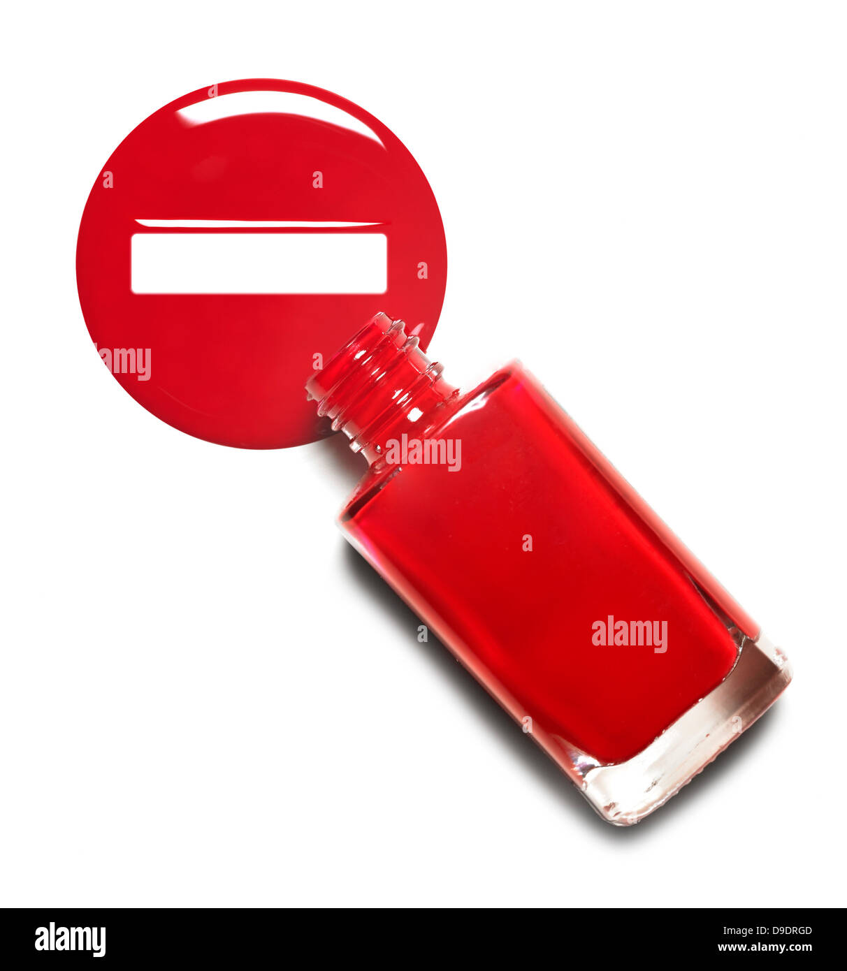 Vernis à ongles rouge bouteille avec panneau d'arrêt sur une coupe de déversement fond blanc Banque D'Images