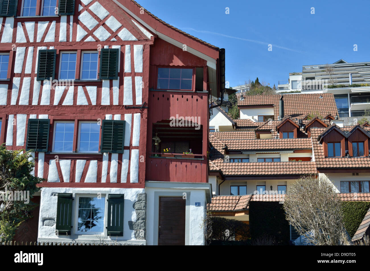 Le contraste entre la nouvelle et l'architecture traditionnelle suisse Banque D'Images