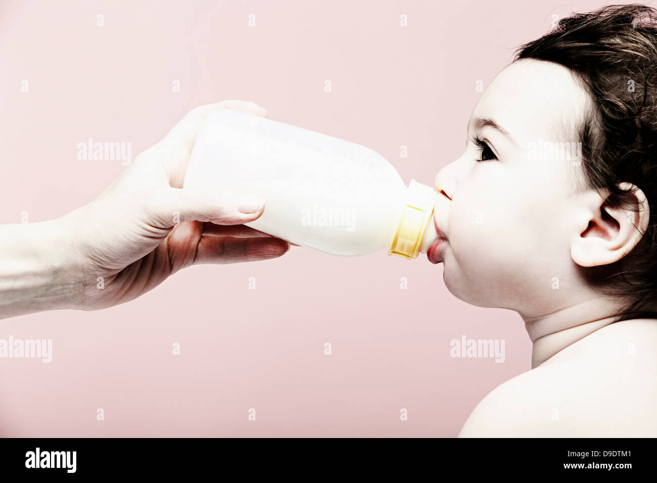 Portrait of baby girl boire du lait en bouteille Banque D'Images