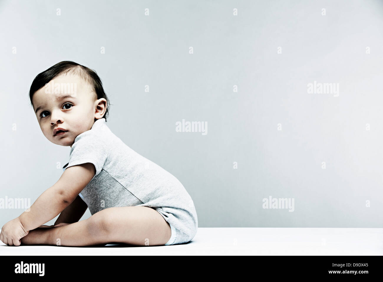 Portrait of baby boy wearing gilet bébé gris Banque D'Images
