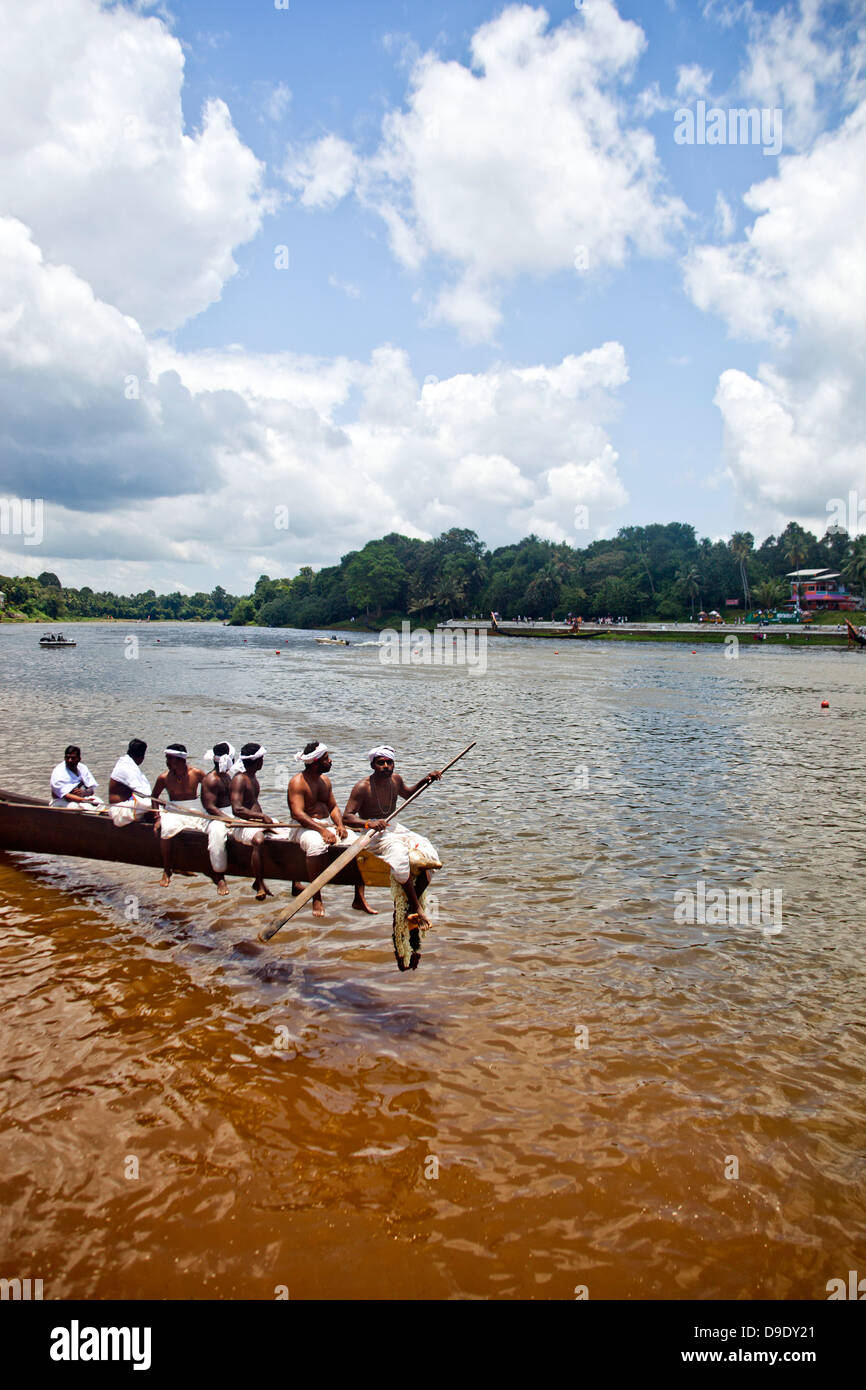 Snake boat race sur Pampa fleuve à Onam Festival, Aranmula, Kerala, Inde Banque D'Images