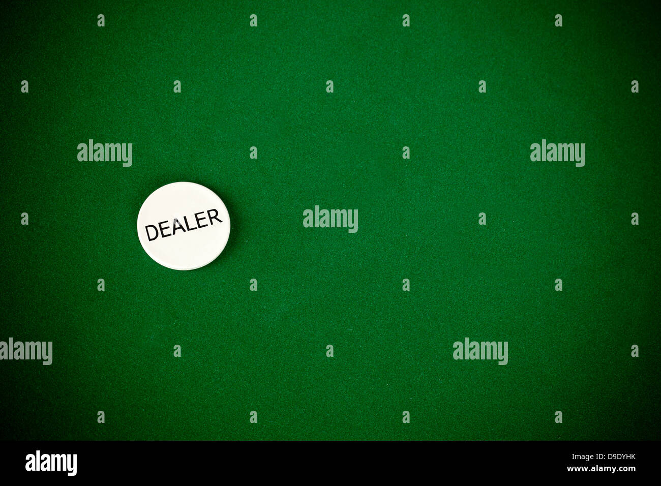 Concessionnaire sur puce green table poker Banque D'Images