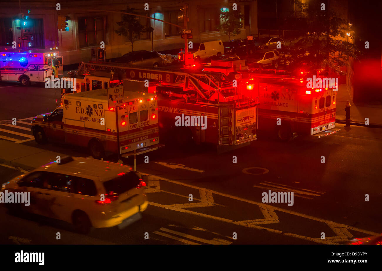 FDNY véhicules, y compris les ambulances, à l'extérieur d'un immeuble dans le quartier de Chelsea, New York au cours d'un incendie Banque D'Images