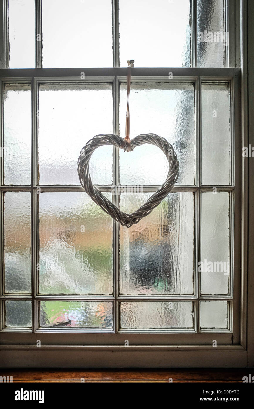 Se marier au Royaume-Uni - une décoration en forme de cœur dans une fenêtre de la chapelle Banque D'Images
