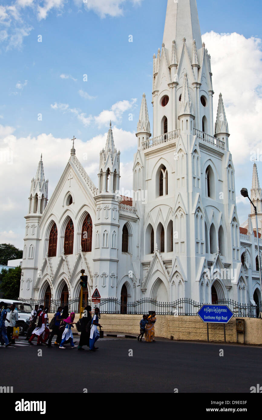 Église dans une ville, basilique San Thome, Santhome, Mylapore, Chennai, Tamil Nadu, Inde Banque D'Images