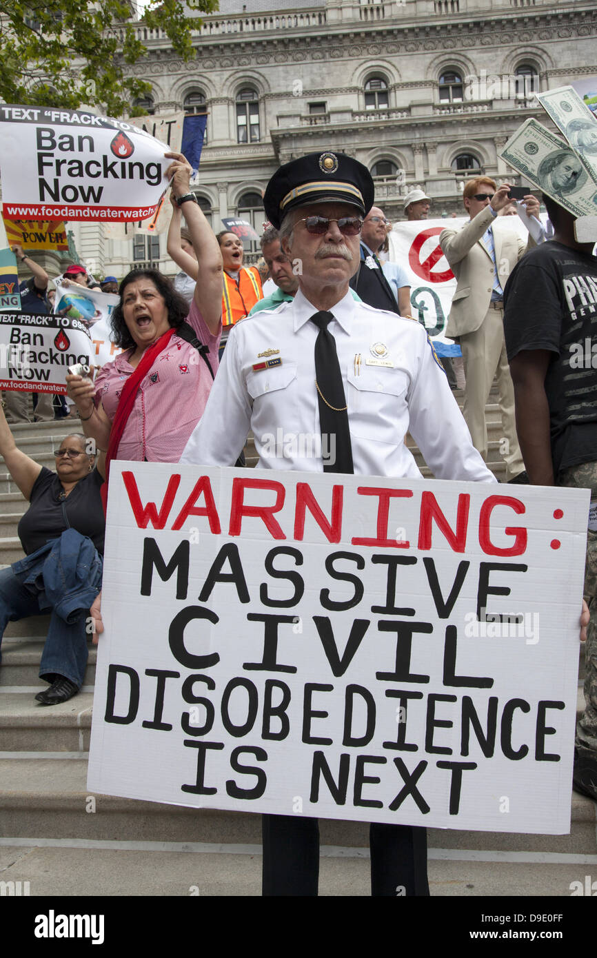 New York, USA. 17 juin 2013 : Des milliers de personnes se sont rendus à l'État de New York State Capitol de partout pour dire à Gov. Andrew Cuomo pour l'interdiction de la fracturation hydraulique (FRACKING) et faire bon sur sa promesse pour l'énergie durable une priorité de son administration. Le mouvement de lutte contre la fracturation hydraulique est de plus en plus chaque jour que la vérité sur les dangers de la fracturation apparaissent et que le gaz est un palliatif à court terme à l'avenir énergétique de l'Amérique et que la fracturation hydraulique est un sale et destructrice de la technologie. Crédit : David Grossman/Alamy Live News Banque D'Images