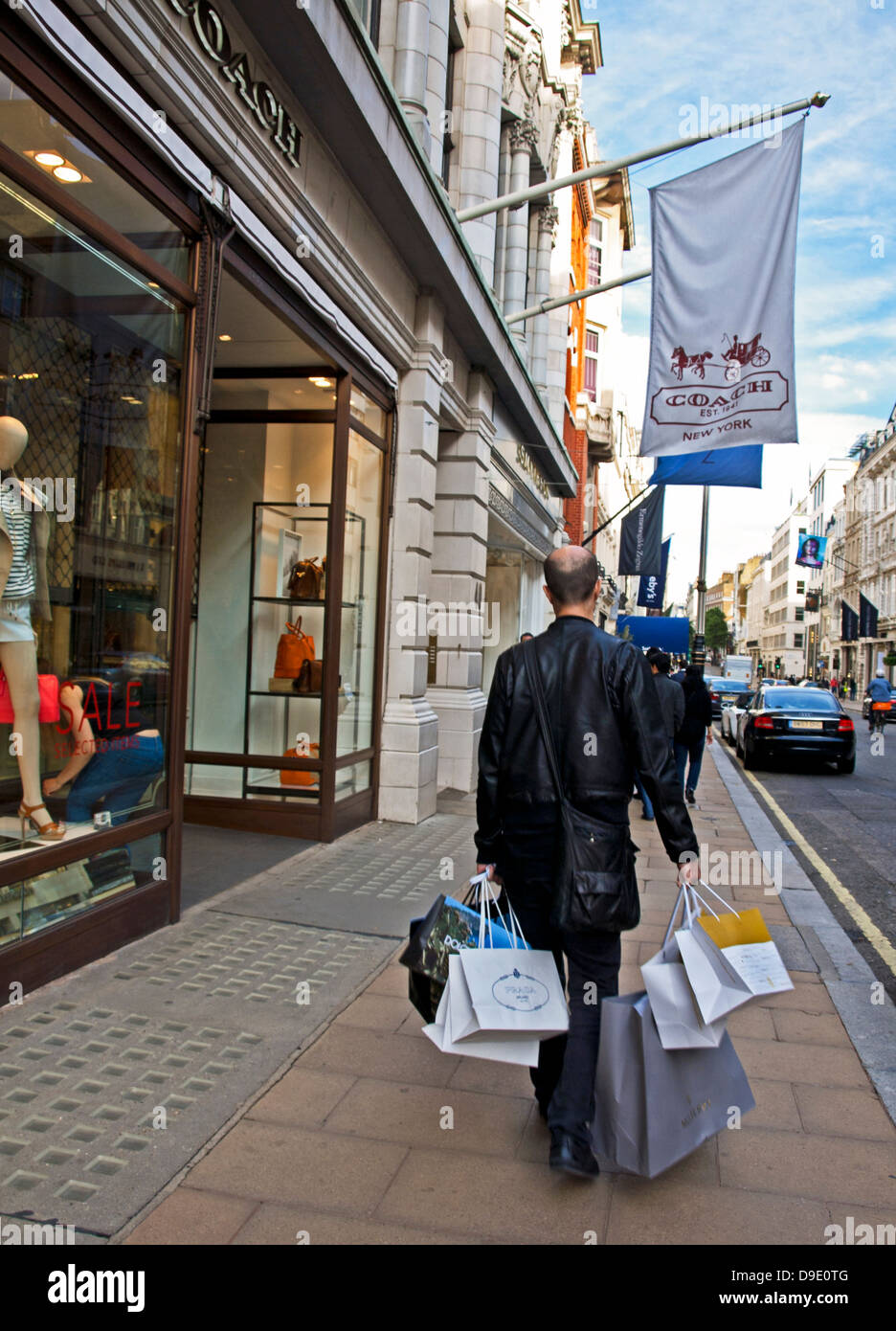 Vue sur Bond Street, un quartier chic rue commerçante dans le West End de Londres qui s'étend du nord au sud entre Oxford Street et Piccadilly Banque D'Images